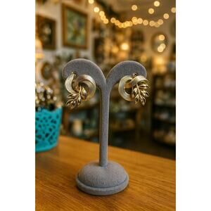 VTG Lisner MCM Gold Tone Screw-Back Earrings Knot Design Leaf Vine Old World